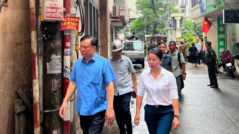 Bí thư Thành ủy Hà Nội Đinh Tiến Dũng đến hiện trường, yêu cầu huy động mọi nguồn lực khắc phục hậu quả vụ cháy.