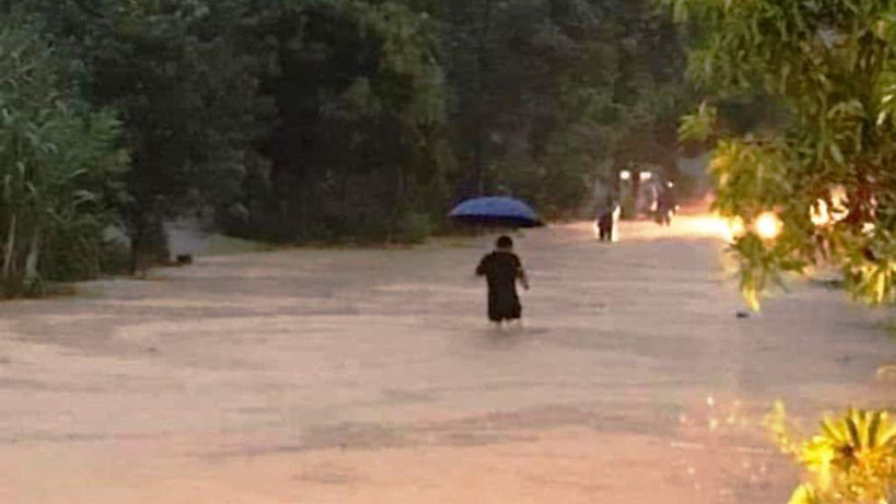 Mưa lớn, gây ngập úng, làm ách tắc giao thông trên quốc lộ 70, ở huyện Bảo Thắng, tỉnh Lào Cai. (Ảnh: TL)