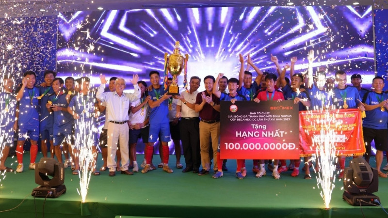 Trao Cúp vô địch, Huy chương vàng và tiền thưởng 100 triệu đồng cho đội giành hạng Nhất chung cuộc.