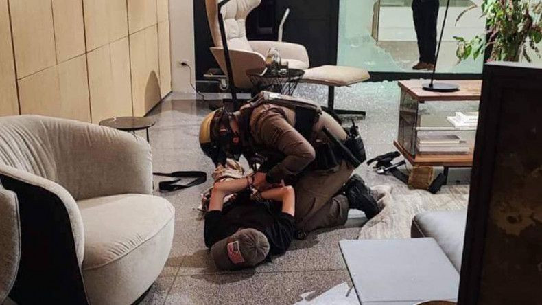 Cảnh sát bắt giữ nghi phạm gây ra vụ nổ súng. (Ảnh: Cảnh sát hoàng gia Thái Lan)