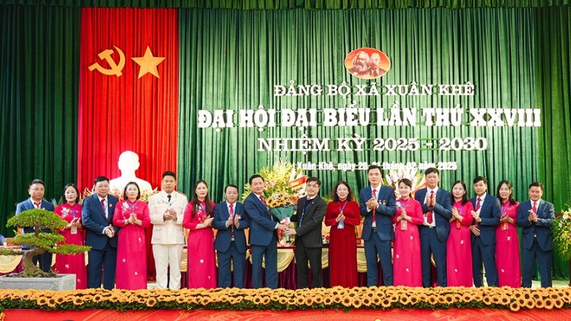 Thường trực Huyện ủy Lý Nhân tặng hoa chúc mừng Ban Chấp hành Đảng bộ xã Xuân Khê, nhiệm kỳ 2025-2030. 