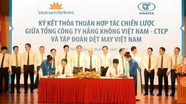 Lãnh đạo Vinatex và Vietnam Airlines ký thỏa thuận hợp tác.