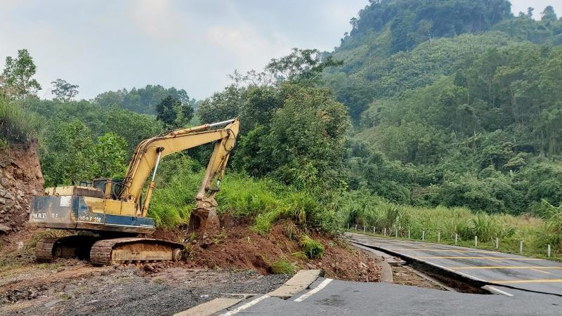 Các đơn vị thi công đang khẩn trương mở tuyến đường tạm.