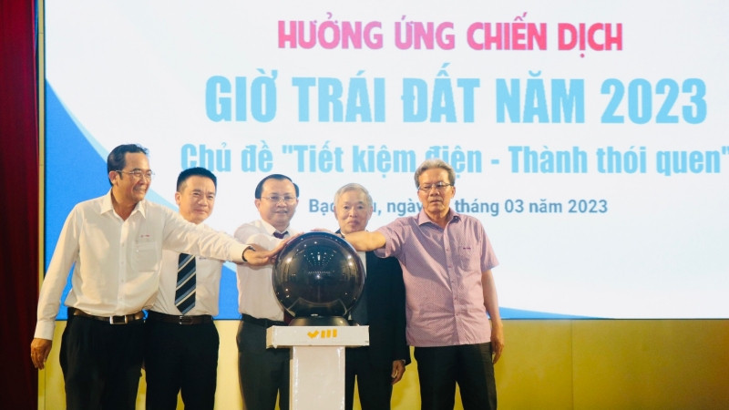 Lãnh đạo Tập đoàn Điện lực Việt Nam và tỉnh Bạc Liêu tại buổi lễ.