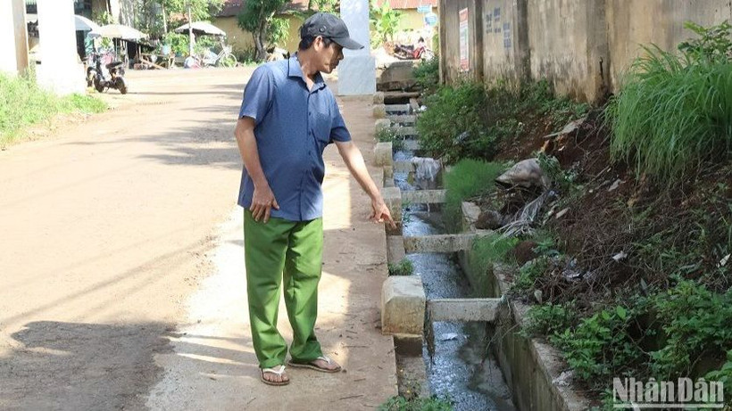 Ông Đoàn Ngọc Minh nhà ở ngay đầu đường Võ Văn Tần thuộc tổ dân phố 2, phường An Lạc, thị xã Buôn Hồ bức xúc mỗi khi mưa lớn nước mưa từ hệ thống thoát nước hai bên Quốc lộ 29 đang thi công đổ dồn vào mương thoát nước đường Võ Văn Tần khiến nước thoát không kịp tràn vào nhà dân.