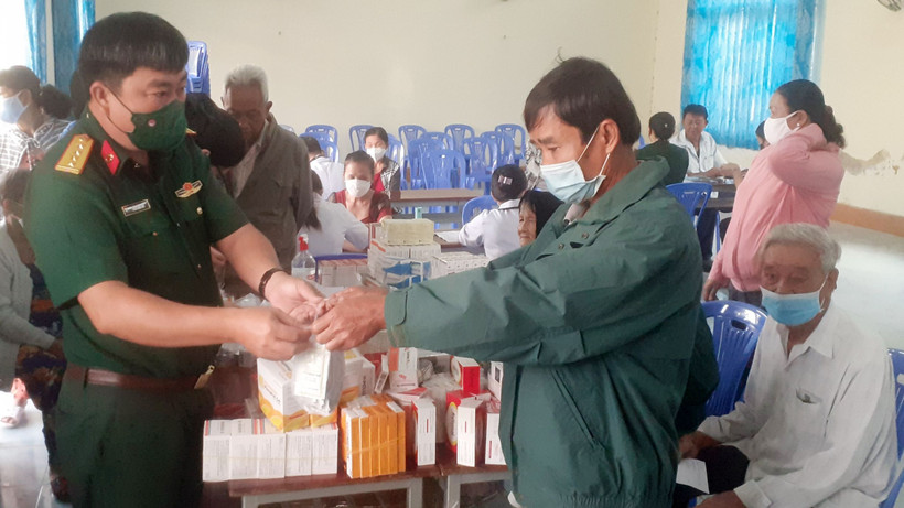 Bệnh viện Quân dân y tỉnh Sóc Trăng và Trung tâm Y tế huyện Long Phú khám bệnh, cấp thuốc miễn phí cho nhân dân tại xã Song Phụng, huyện Long Phú.