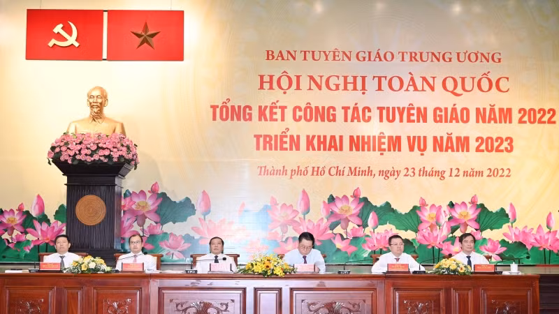 Các đại biểu chủ trì Hội nghị.