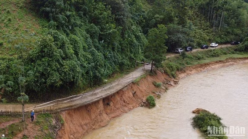 Mưa lũ gây sạt lở nghiêm trọng tuyến đường Ủy ban nhân dân xã Sơn Bao đi thôn Nước Bao, xã Sơn Bao, huyện miền núi Sơn Hà. 