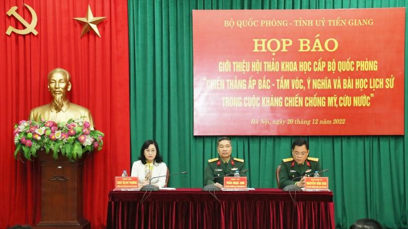 Ban Tổ chức cuộc họp báo.