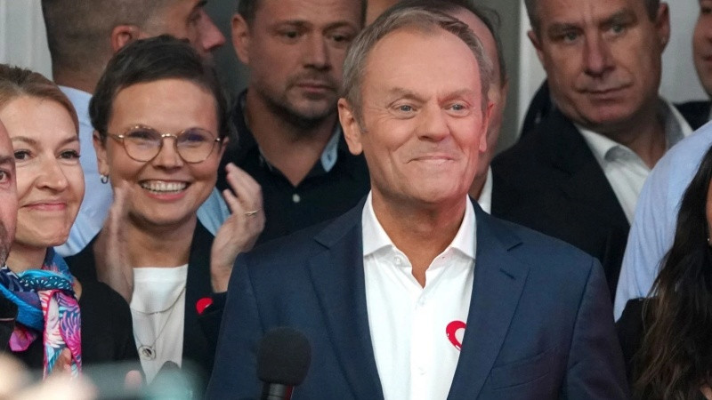 Ông Donald Tusk (phía trước) phát biểu trước những người ủng hộ tại Warsaw, ngày 15/10/2023. (Ảnh: AFP/TTXVN)