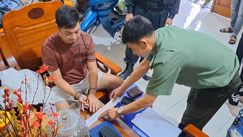 Cơ quan công an đang thực hiện lệnh giữ người trong trường hợp khẩn cấp