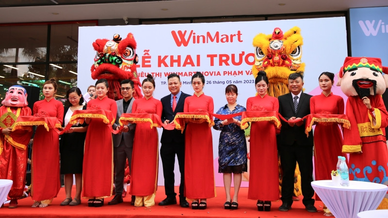 Lễ khai trương siêu thị.