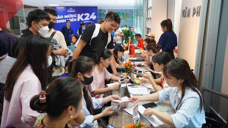Phụ huynh và học sinh nộp đơn xét tuyển ngày 23/7 tại cơ sở Trịnh Văn Bô.