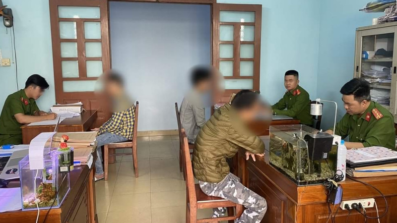 Công an lấy lời khai các đối tượng. (Ảnh: Công an cung cấp)