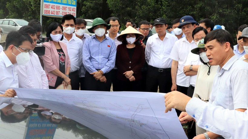 Lãnh đạo Ủy ban Kinh tế của Quốc hội cùng tỉnh Đồng Nai và tỉnh Bà Rịa-Vũng Tàu khảo sát khu vực thực hiện dự án.