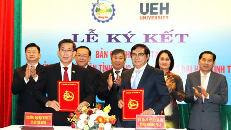Đại diện lãnh đạo Ủy ban nhân dân tỉnh Đồng Nai và Trường đại học Kinh tế Thành phố Hồ Chí Minh ký kết hợp tác giai đoạn 2023-2026.