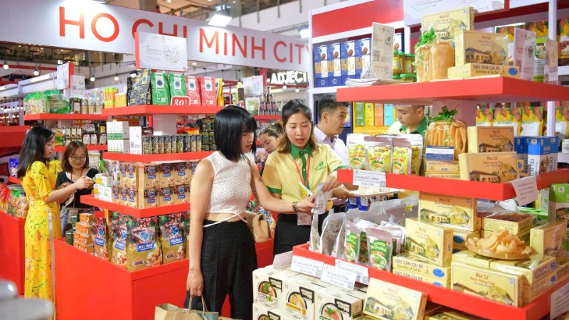 Khách tham quan gian hàng trong khuôn khổ Tuần hàng Việt Nam tại Bangkok (Thái Lan).