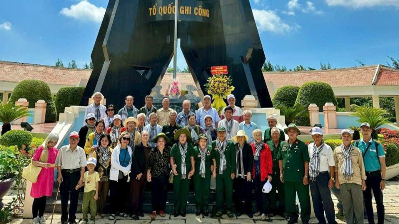 Các đại biểu dâng hương tại Nghĩa trang Liệt sĩ Rừng Sác-Cần Giờ. 