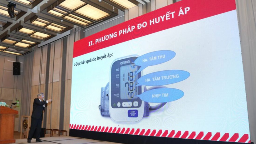 Giáo sư, Tiến sĩ Huỳnh Văn Minh, Chủ tịch Hội Tim mạch học Việt Nam chia sẻ tại hội thảo.