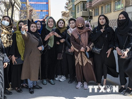 Phụ nữ Afghanistan biểu tình đòi các quyền lợi tại thủ đô Kabul ngày 8/3/2023. (Ảnh: AFP/TTXVN)