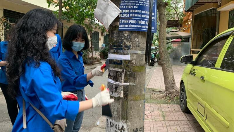Thanh niên phường Vĩnh Phúc (quận Ba Đình) ra quân bóc xóa quảng cáo, rao vặt.