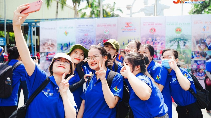 Các chiến sĩ mùa hè xanh tham gia các hoạt động nhân kỷ niệm 30 chiến dịch Mùa hè xanh. (Ảnh: TĐ)