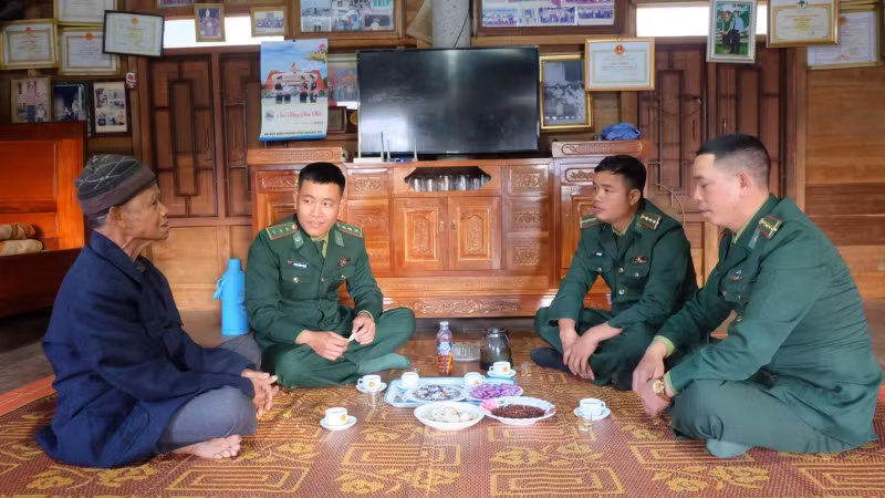 Cán bộ, chiến sĩ Đồn Biên phòng cửa khẩu quốc tế Lao Bảo chúc Tết bà con dân bản Hà Lệt, xã Tân Thành (Hướng Hóa).