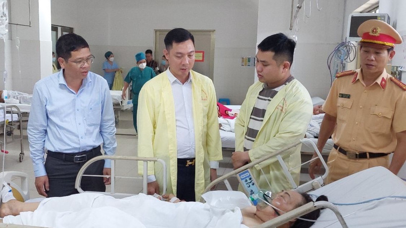 Đoàn công tác Ủy ban An toàn giao thông Quốc gia thăm hỏi nạn nhân vụ tai nạn tại Phú Yên.