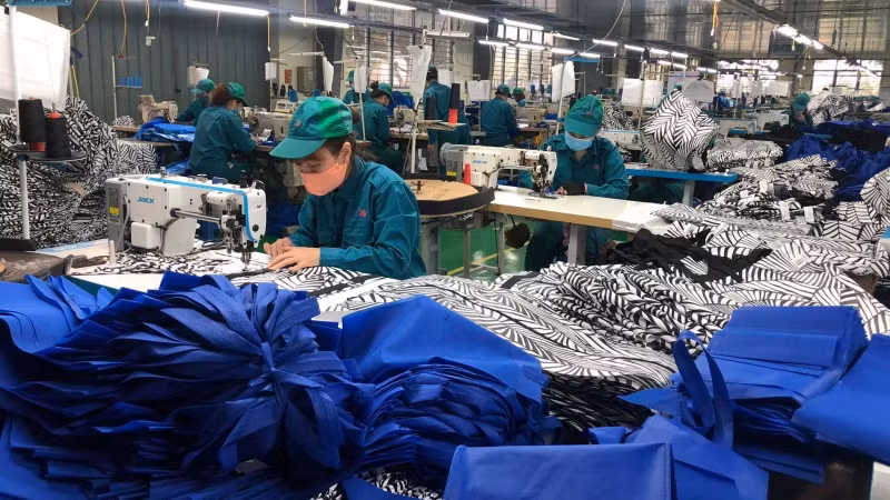 Doanh nghiệp đẩy mạnh sản xuất.