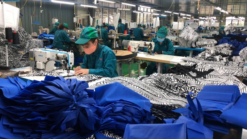 Doanh nghiệp đẩy mạnh sản xuất.