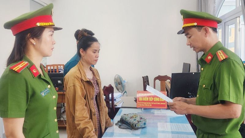 Cơ quan Cảnh sát điều tra, Công an tỉnh Quảng Nam thi hành lệnh bắt tạm giam đối với Trần Thị Nga.