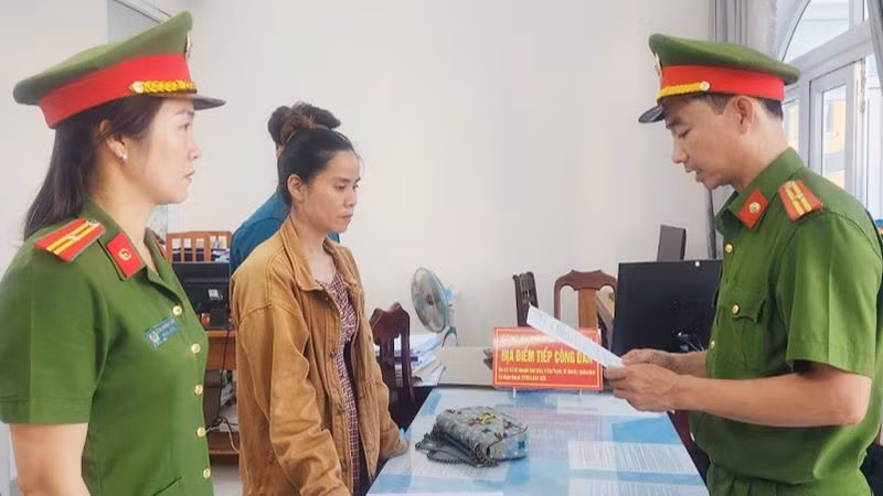 Cơ quan Cảnh sát điều tra, Công an tỉnh Quảng Nam thi hành lệnh bắt tạm giam đối với Trần Thị Nga.