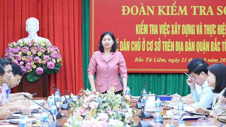 Phó Bí thư Thường trực Thành ủy Hà Nội Nguyễn Thị Tuyến kiểm tra việc xây dựng và thực hiện quy chế dân chủ ở cơ sở tại quận Bắc Từ Liêm.