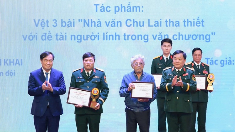 Ban tổ chức trao tặng giải A.