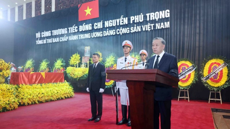Đồng chí Tô Lâm, Ủy viên Bộ Chính trị, Chủ tịch nước, Trưởng Ban Lễ tang đọc Lời điếu. (Ảnh: TTXVN)