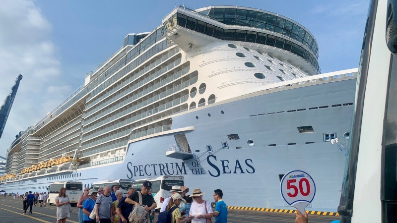 Tàu biển quốc tế Spectrum of the Seas chở hơn 4.000 du khách đa quốc tịch.