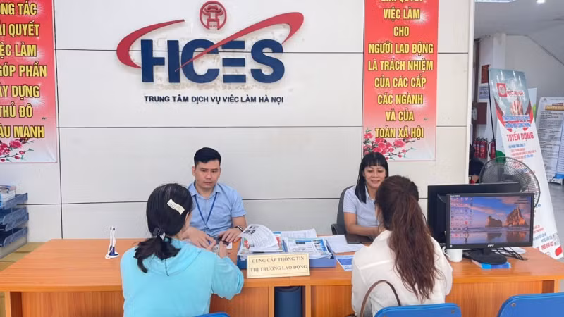 Lao động tìm hiểu thông tin tại Trung tâm dịch vụ việc làm Hà Nội. (Ảnh: HCES)