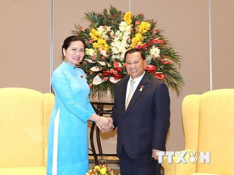 Chủ tịch Hội Liên hiệp Phụ nữ Việt Nam Hà Thị Nga chào xã giao Chủ tịch Thượng viện Vương quốc Campuchia Samdech Say Chhum.