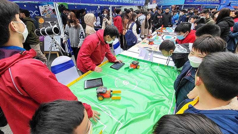 Đông đảo sinh viên, học sinh đến với Ngày hội trải nghiệm và Không gian sáng tạo trẻ.