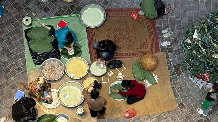 Không khí nhộn nhịp khi người dân Bát Tràng gói bánh chưng.