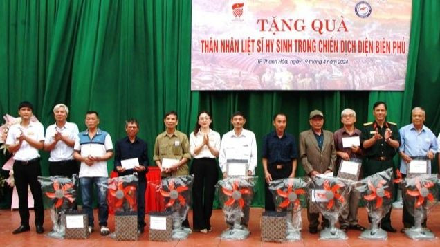 Đại diện các đơn vị tặng quà cho thân nhân liệt sĩ.