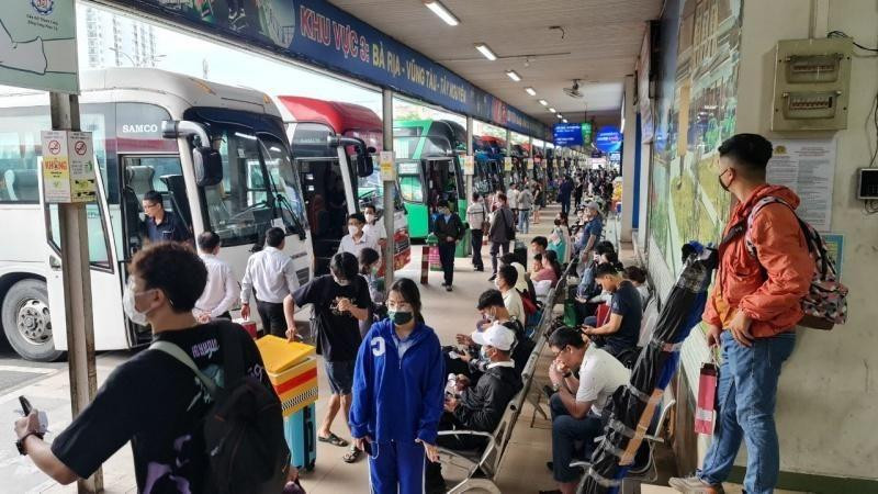 Hành khách tập kết bên trong Bến xe Miền Đông chiều 31/8.