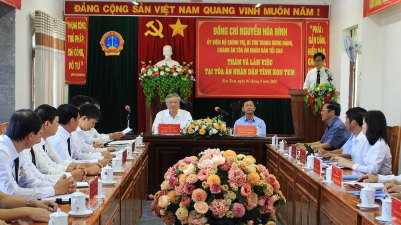 Quang cảnh buổi làm việc.