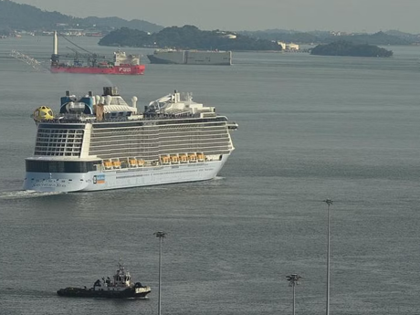 Một hành khách đã rơi khỏi du thuyền Spectrum of the Seas và mất tích ở Eo biển Singapore. (Nguồn: The Straits Times)