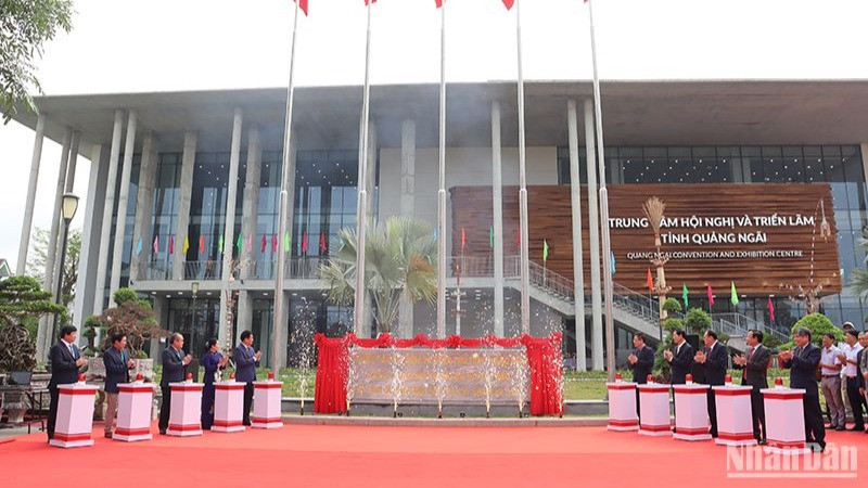 Nghi thức gắn biển công trình Trung tâm hội nghị và triển lãm tỉnh Quảng Ngãi.