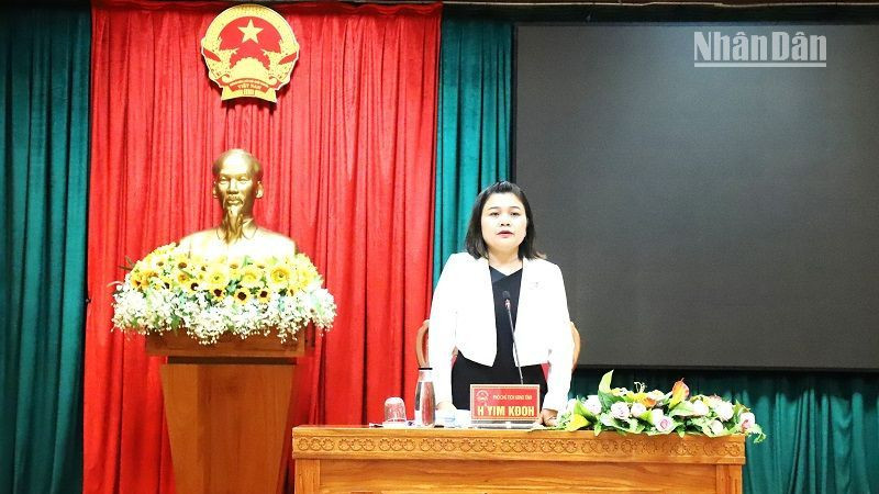 Phó Chủ tịch Ủy ban nhân dân tỉnh Đắk Lắk H’Yim Kdoh phát biểu tại cuộc họp.