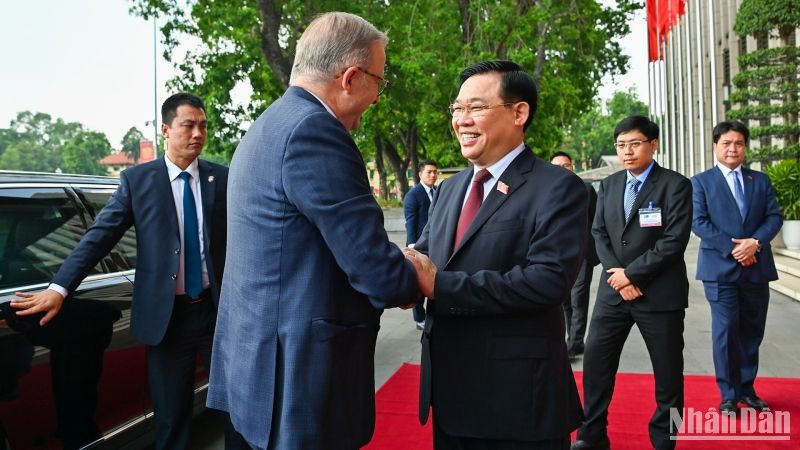 Chủ tịch Quốc hội Vương Đình Huệ nồng nhiệt chào đón Thủ tướng Australia Anthony Albanese.