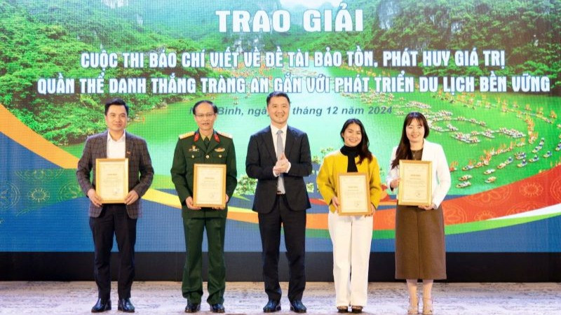 Văn phòng Đại diện Báo Nhân Dân tại Ninh Bình đoạt giải A thể loại báo in, giải C thể loại báo hình và giải Tập thể có thành tích xuất sắc. (Ảnh: TTXVN)