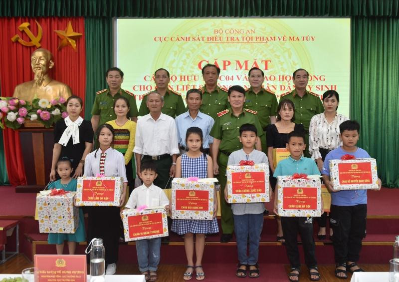 Cục Cảnh sát điều tra tội phạm về ma túy cùng các đơn vị trao quà tặng các cháu bé là con các liệt sĩ Công an.