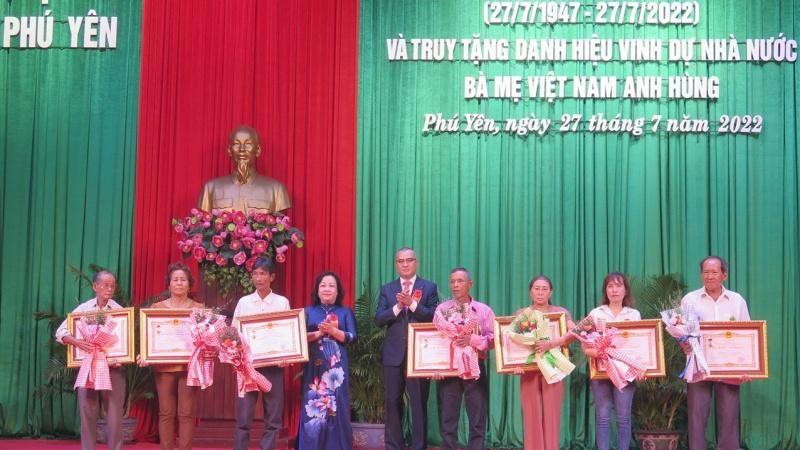 Truy tặng vinh dự Nhà nước Bà mẹ Việt Nam Anh hùng cho thân nhân 14 mẹ đã mất.
